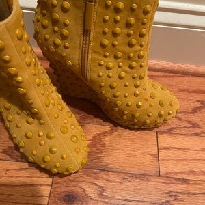 Mustard wedge heels size 9